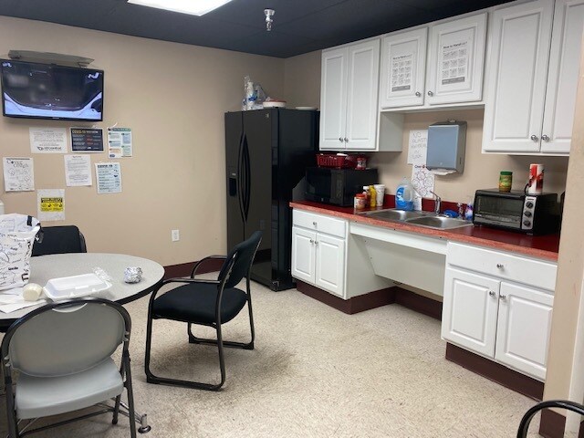 More Photos Of 1549 Bobali Dr, Harrisburg Distribution For Lease