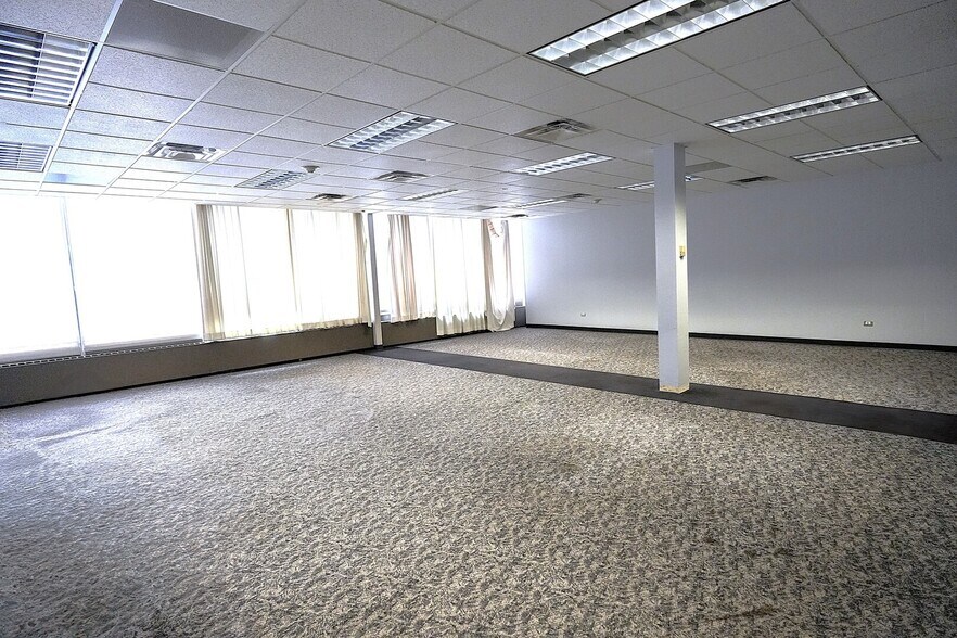 More Photos Of 646 Chicago Rd, Chicago Heights Office For Lease