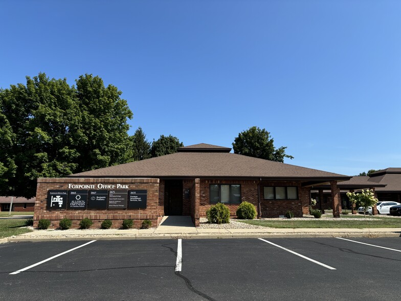 Primary Photo Of 2665 Fox Pointe Dr, Columbus Medical For Lease