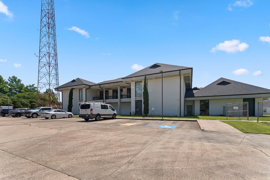 More Photos Of 2500 False River Dr, New Roads Office For Sale