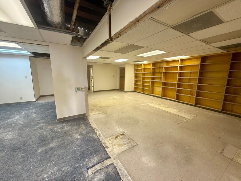 More Photos Of 170 8th St SE, Paris Office For Sale
