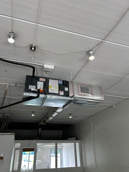 More Photos Of 3015 62nd Ave E, Bradenton Showroom For Lease