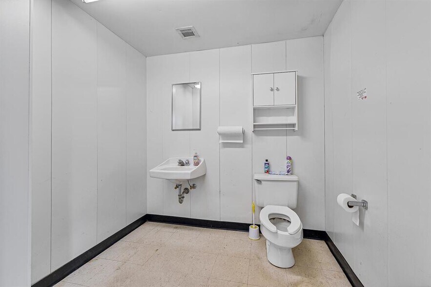 More Photos Of 411 Solida Rd, South Point Storefront For Sale