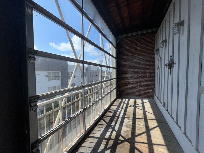 More Photos Of 390 S Main St, Memphis Office For Sale