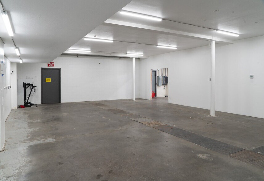 More Photos Of 1492 Burlcrest Dr, Medford Warehouse For Sale