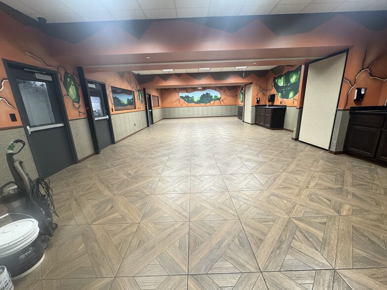 More Photos Of 130 New Towne Square Dr, Toledo Freestanding For Lease