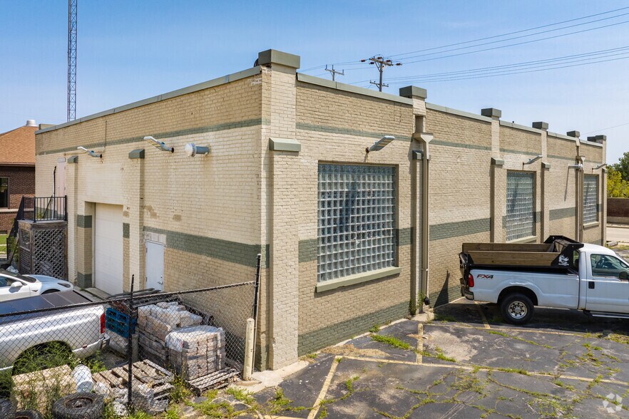 More Photos Of 1442 N Memorial Dr, Racine Office For Sale