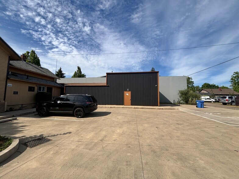 More Photos Of 309 Shipping St NE, Salem Convenience Store For Lease