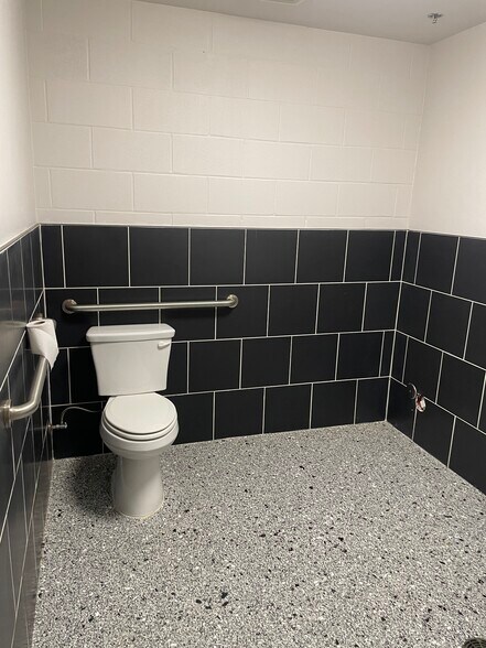 More Photos Of 2100 Double Creek Dr, Round Rock Showroom For Sale