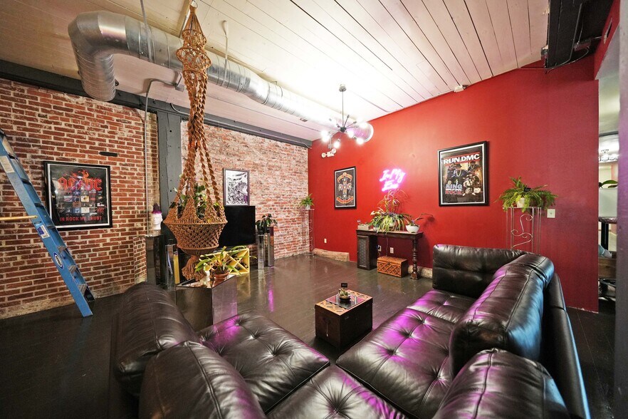 More Photos Of 31 N 1st Ave, Yakima General Retail For Sale