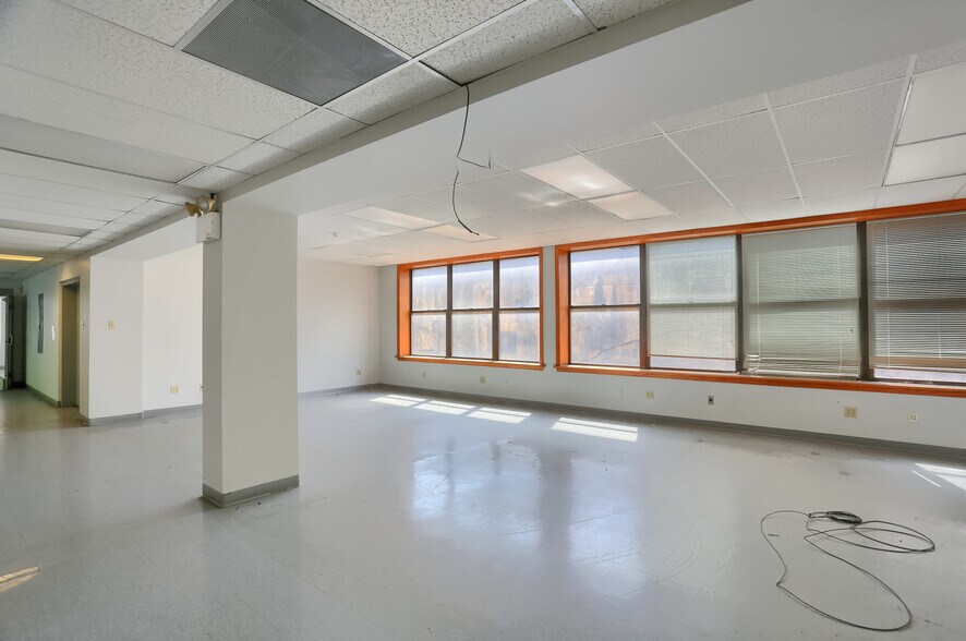 More Photos Of 664 Linden Ave, East Pittsburgh Flex For Sale