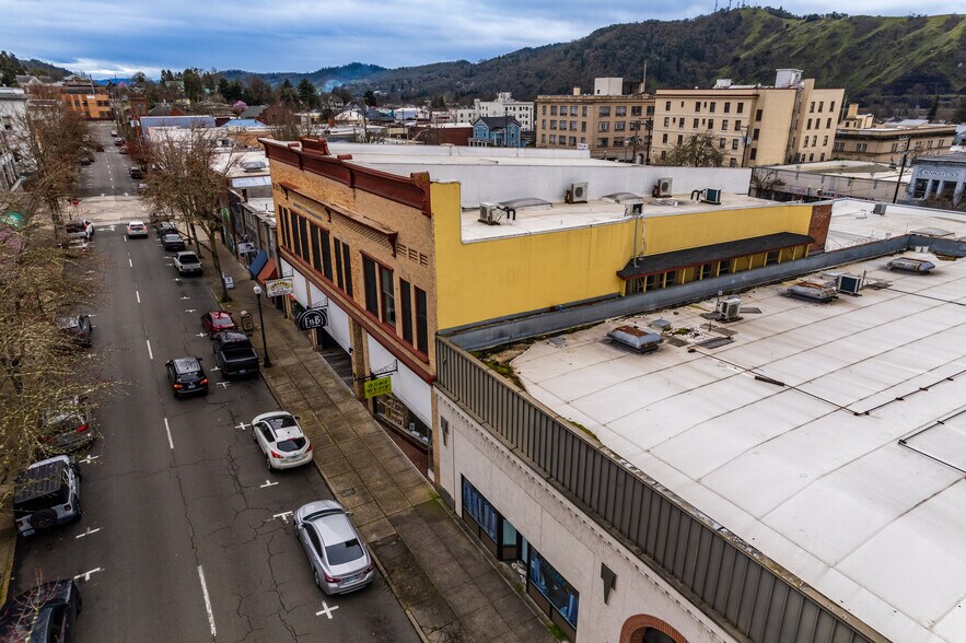 More Photos Of 622-630 SE Jackson St, Roseburg Storefront For Sale