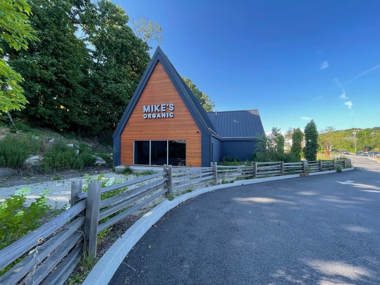 More Photos Of 600 E Putnam Ave, Cos Cob Freestanding For Lease