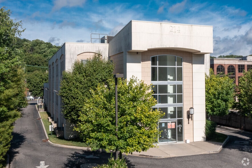 More Photos Of 214 Wall St, Huntington Medical For Lease