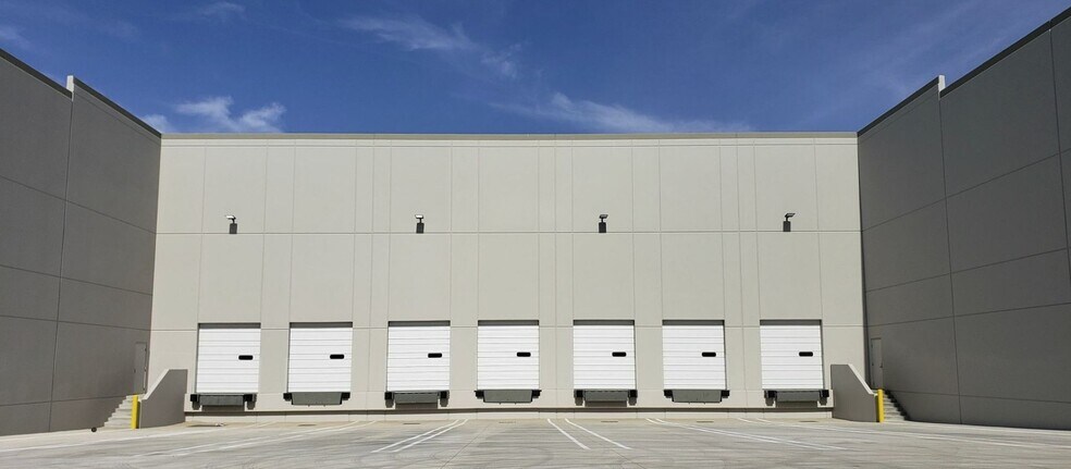 More Photos Of 5589 Ayala Ave, Irwindale Distribution For Lease