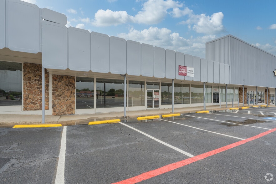 More Photos Of 8101-8155 W Camp Bowie Blvd, Fort Worth Unknown For Lease