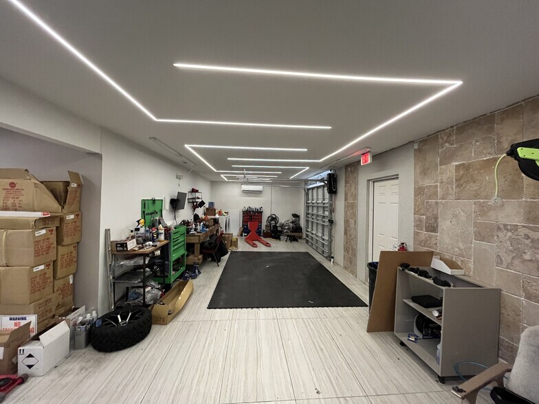 More Photos Of 4685 N Tamiami Trl, Sarasota Warehouse For Sale