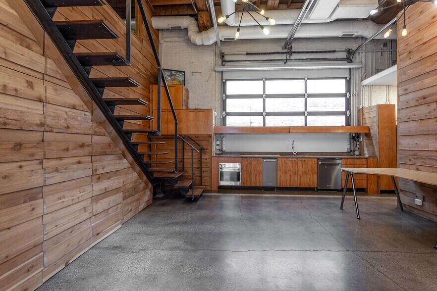 More Photos Of 2425 W 14th St, Chicago Loft Creative Space For Lease