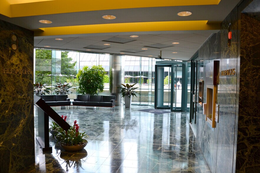 More Photos Of 900 S Gay St, Knoxville Office For Lease