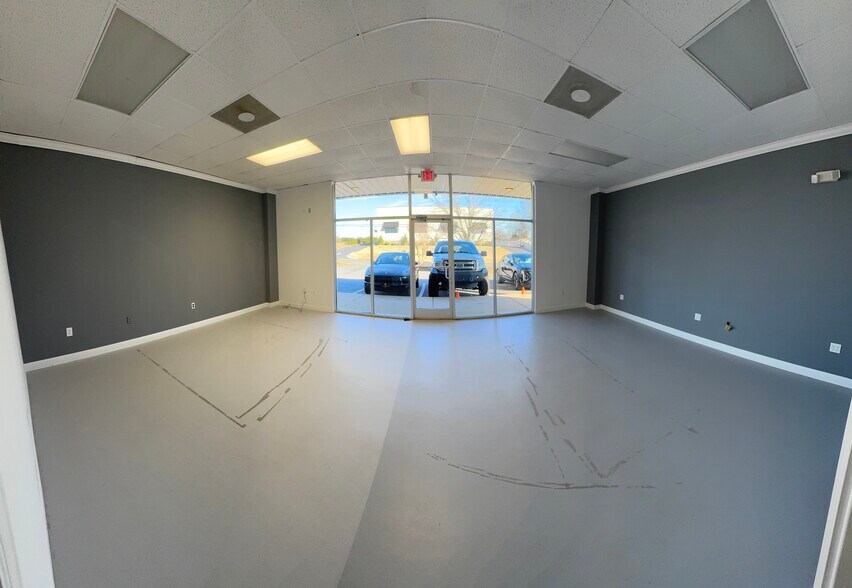 More Photos Of 136 Stutts Rd, Mooresville Freestanding For Lease