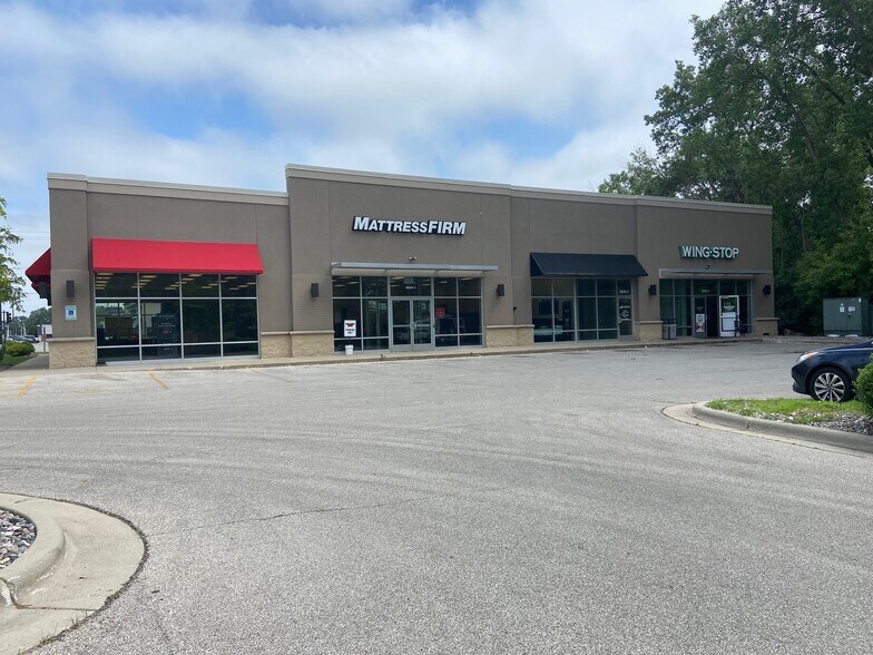 More Photos Of 2626 S Oneida St, Green Bay Storefront For Lease