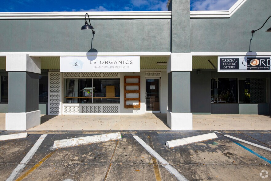 More Photos Of 4245 Henderson Blvd, Tampa Storefront For Lease