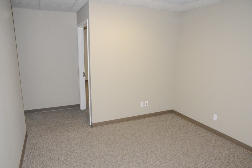 More Photos Of 911-917 S Parsons Ave, Brandon Office For Lease