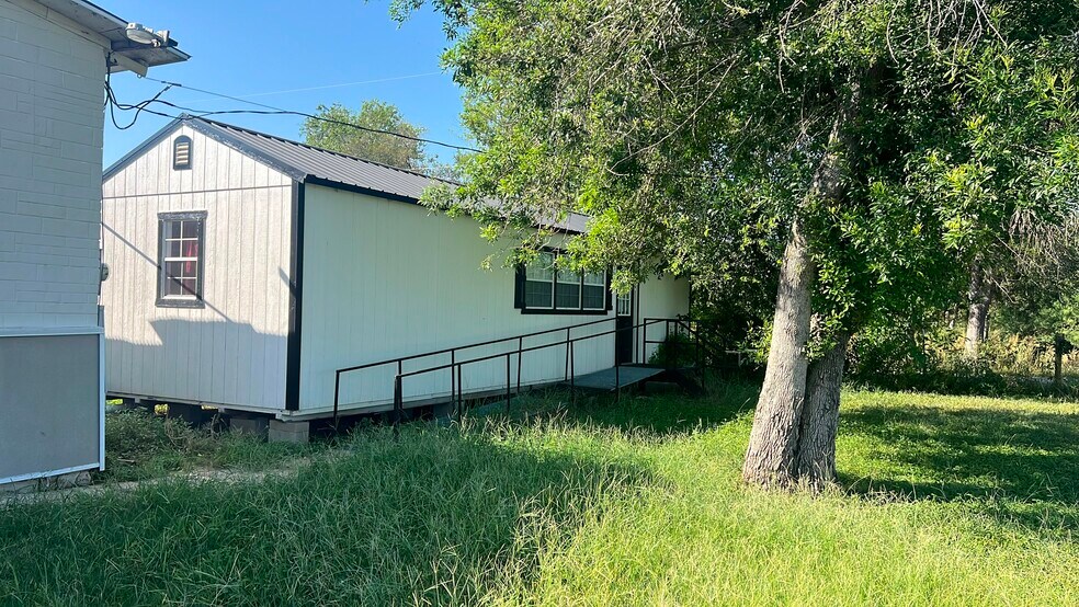 More Photos Of 16170 Somerset Rd, Von Ormy Flex For Sale