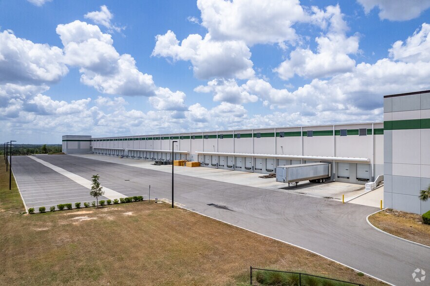 More Photos Of 8100 American Way, Groveland Distribution For Lease
