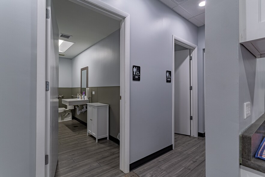 More Photos Of 1021-1041 Bonaventure Dr, Elk Grove Village Medical For Sale