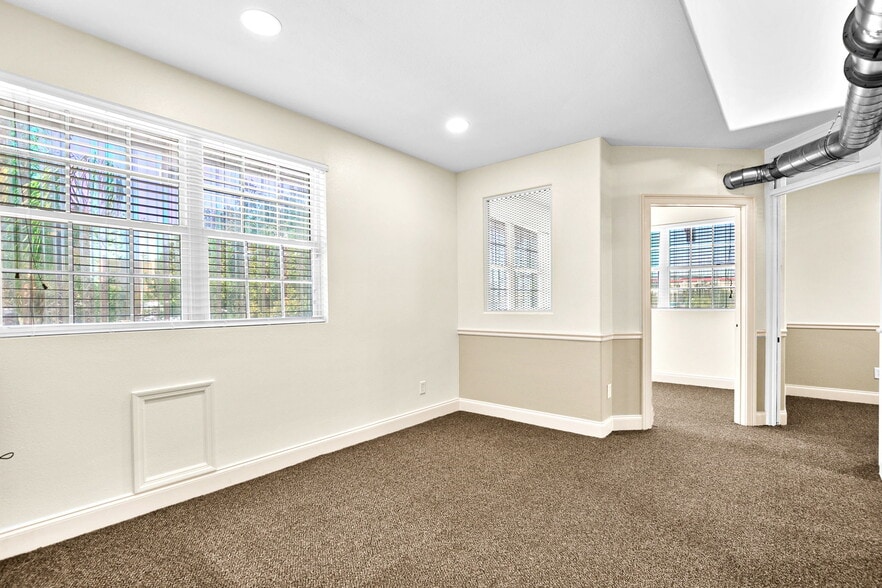 More Photos Of 525 8th St W, Bradenton Office For Sale