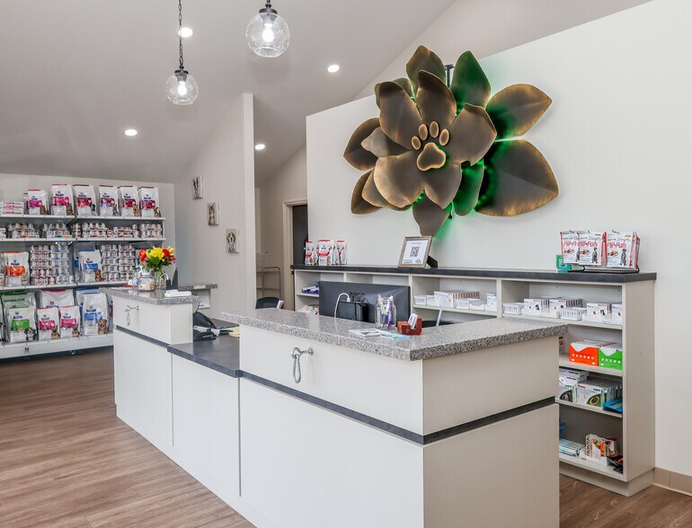 More Photos Of 2889 S Lamar Blvd, Oxford Flex For Lease