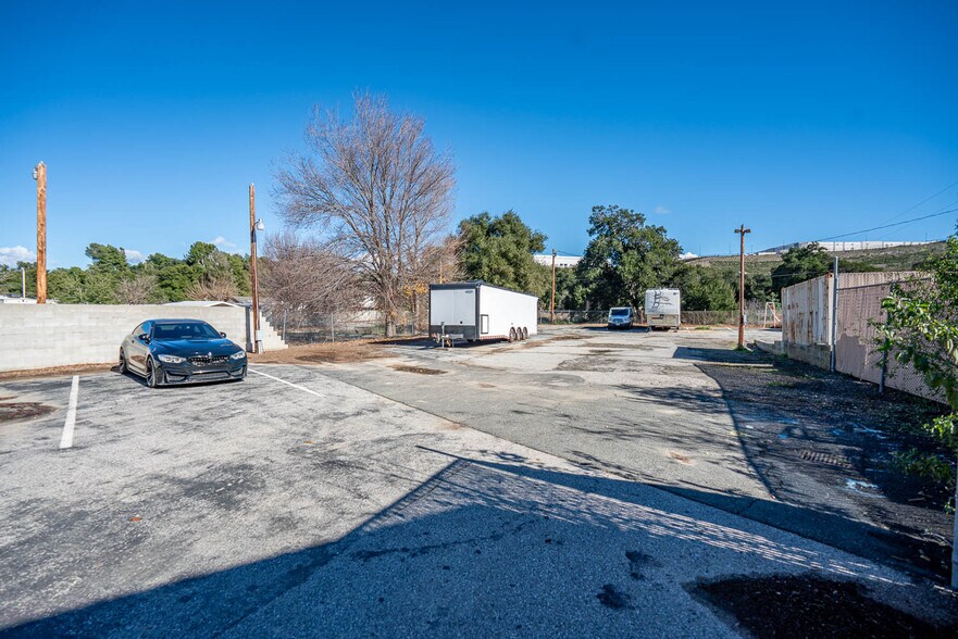 More Photos Of 23638 Pine St, Newhall Service For Sale