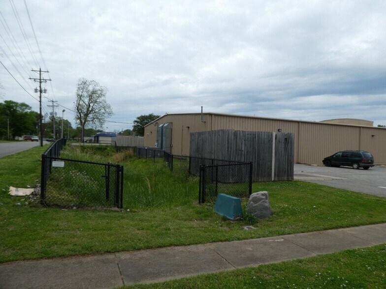 More Photos Of 605 W Market St, Bolivar Freestanding For Sale