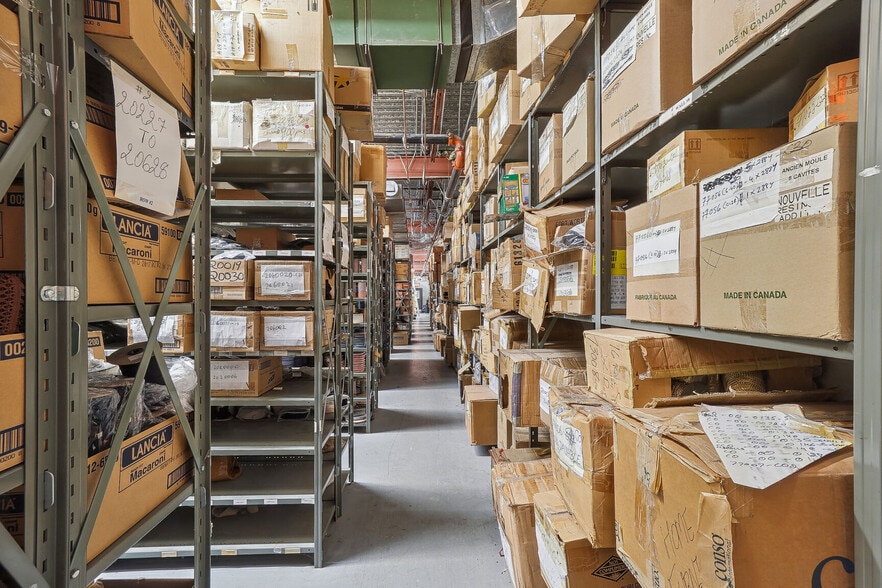 More Photos Of 1300 Rue De Louvain O, Montréal Light Manufacturing For Lease