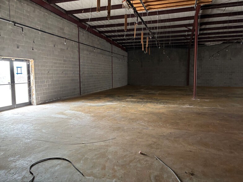 More Photos Of 201 N Pacific St, Conroe Freestanding For Lease