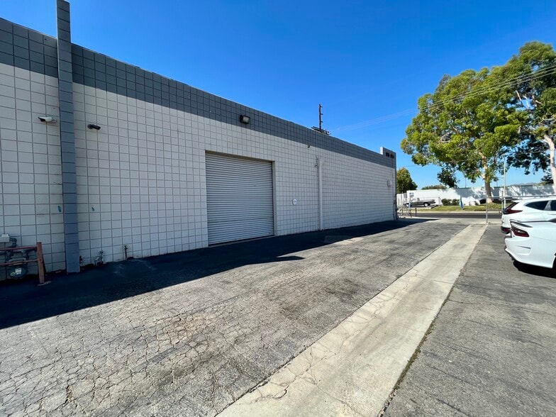 More Photos Of 8116-8144 Deering Ave, Canoga Park Warehouse For Lease
