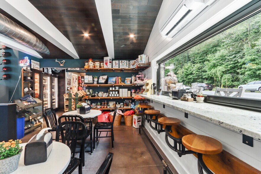 More Photos Of W4724 S Lakeshore Dr, Fontana-on-Geneva Lake Storefront For Sale