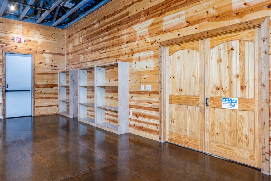 More Photos Of 1910 E Jackson St, Hugo Freestanding For Sale