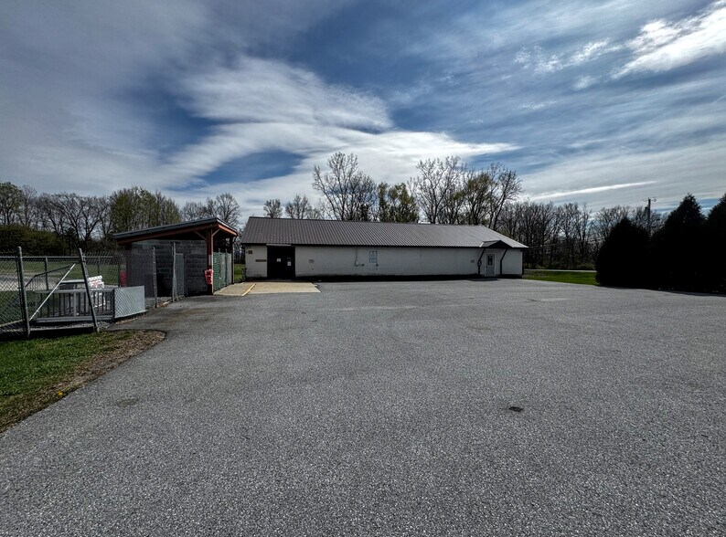 More Photos Of 33 Transport Dr, Bennington Freestanding For Sale