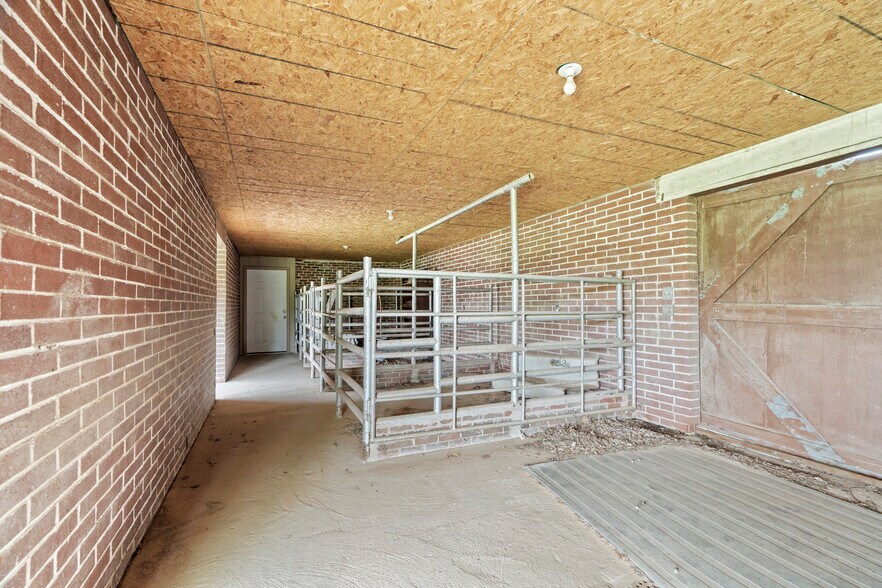 More Photos Of 1404 S B St, Henryetta Veterinarian Kennel For Sale