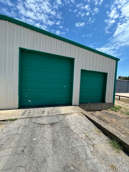 More Photos Of 440 N Broadway St, Joshua Manufacturing For Lease