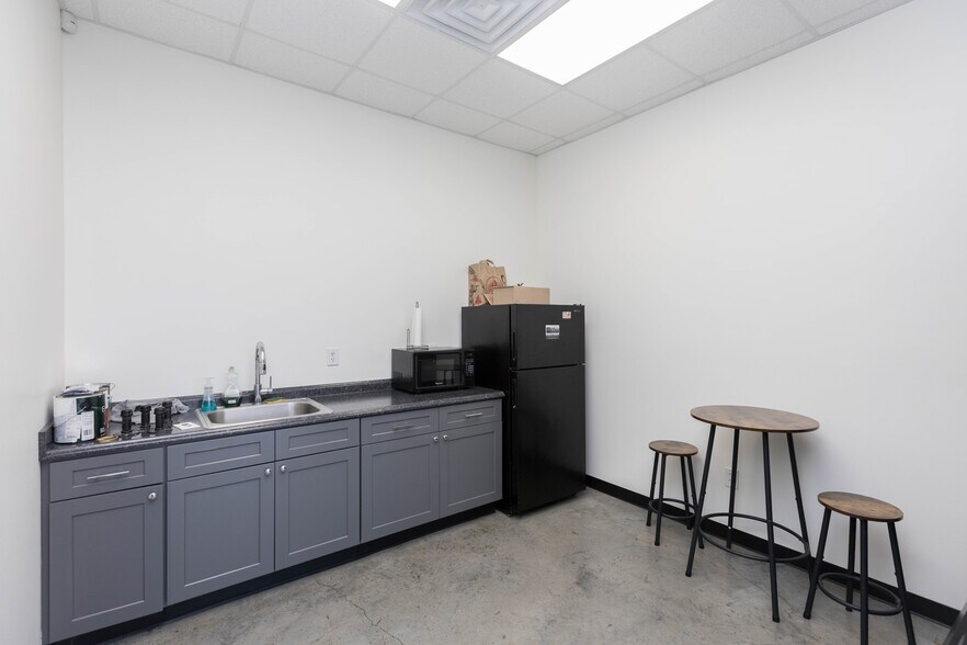 More Photos Of 12110 S Harrells Ferry Rd, Baton Rouge Showroom For Sale