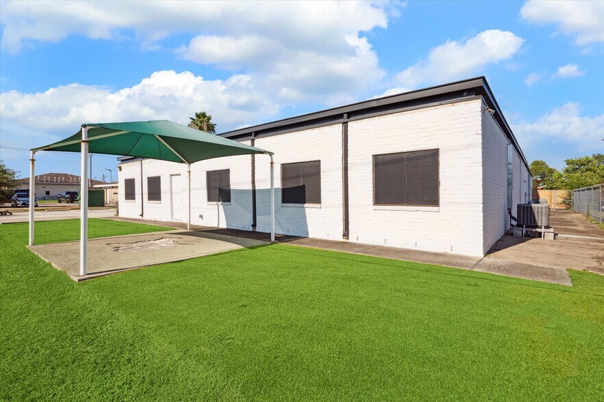 More Photos Of 16610 Sea Lark Rd, Houston Office For Lease