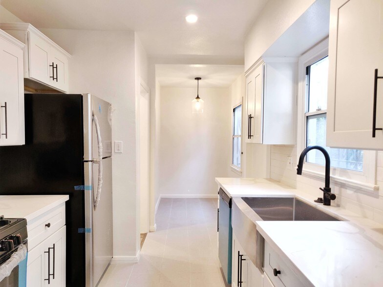 More Photos Of 537 N Orange Dr, Los Angeles Apartments For Sale