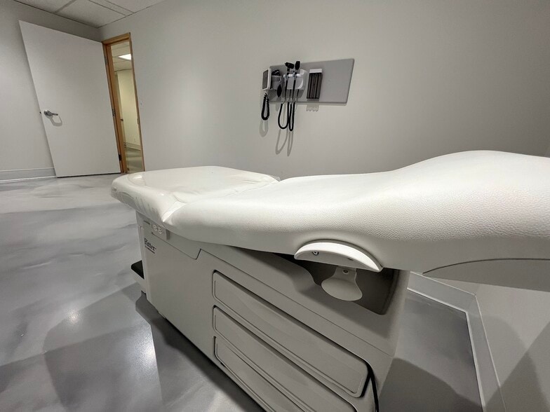 More Photos Of 290 Midpark Way SE, Calgary Medical For Lease