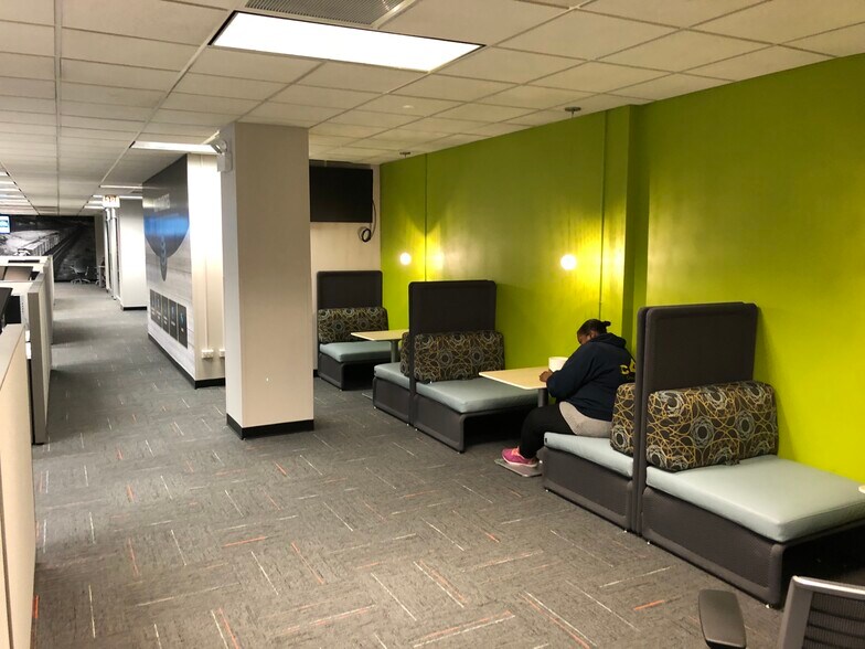 More Photos Of 2401 W Grace St, Chicago Office For Lease