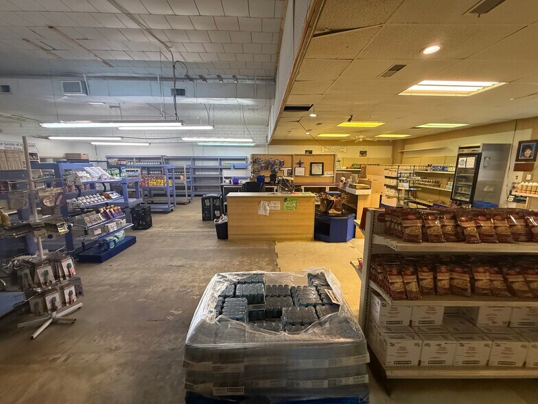 More Photos Of 503 E Oakwood St, Tyler Distribution For Sale