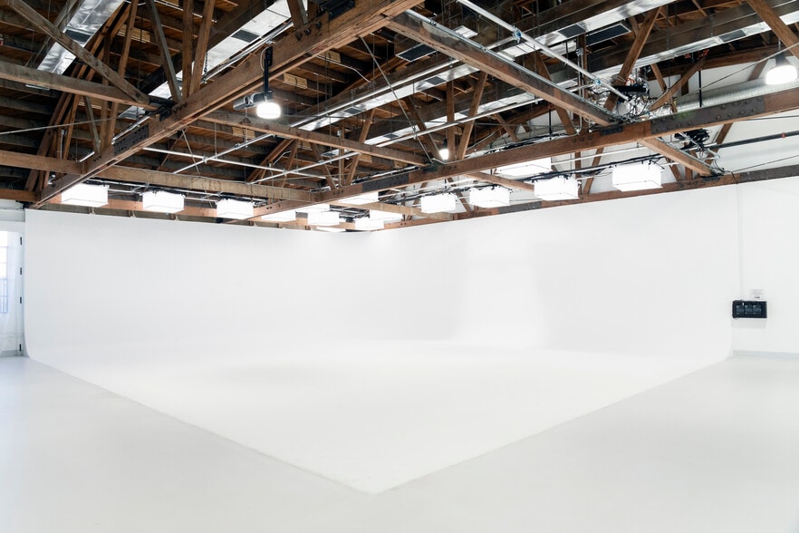 More Photos Of 10824 Burbank Blvd, North Hollywood Warehouse For Lease