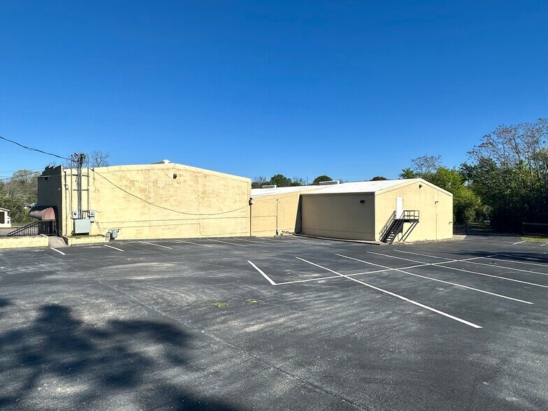 More Photos Of 1680 Broadway, Macon-Bibb Freestanding For Sale